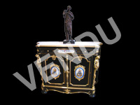Meuble Napoléon III ornementé de Bronzes dorés fond noir et ornés de panneaux en porcelaine de Sèvres