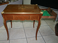 Table à jeu se dépliant en bois de placage et marqueterie style LXV époque 1900